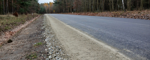 Wykonywanie poboczy na remontowanej drodze DP 1284D Proszkowa - Gródek