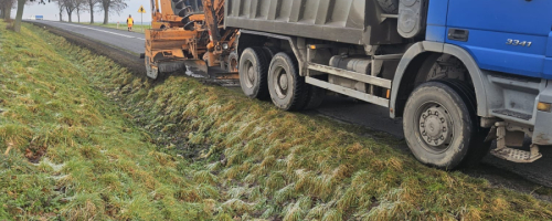 Ścinka poboczy przy DW338 Wołów - Lubiąż.
